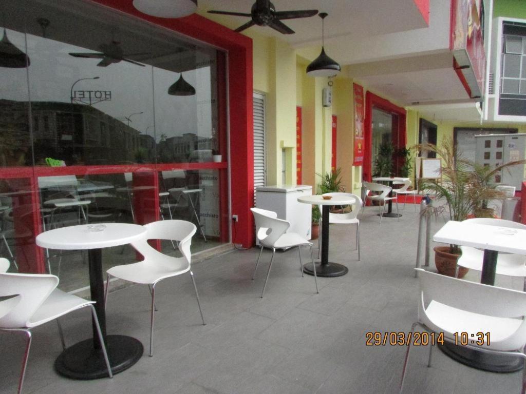 Hotel Zamburger Enstek Sepang Exterior photo