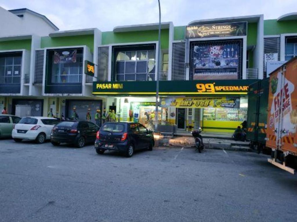 Hotel Zamburger Enstek Sepang Exterior photo