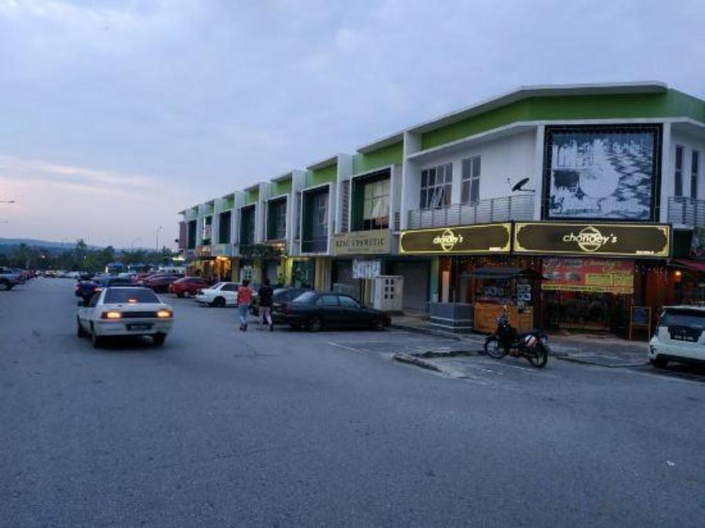 Hotel Zamburger Enstek Sepang Exterior photo