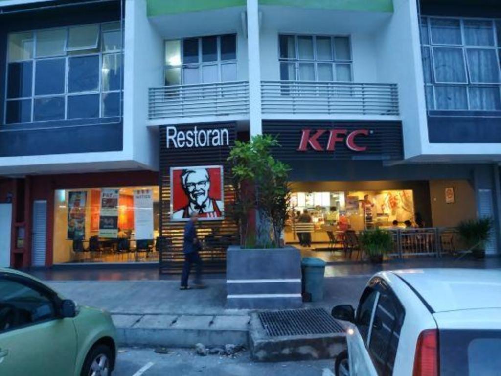 Hotel Zamburger Enstek Sepang Exterior photo