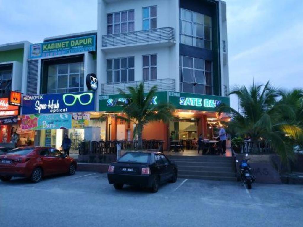 Hotel Zamburger Enstek Sepang Exterior photo