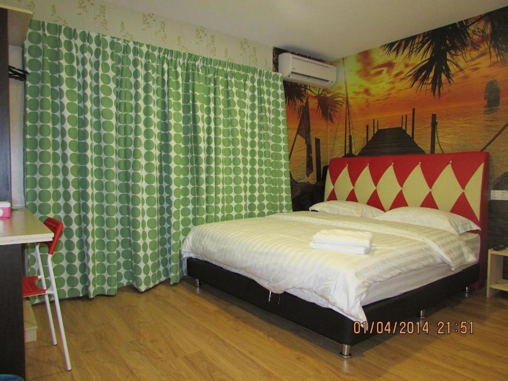 Hotel Zamburger Enstek Sepang Exterior photo