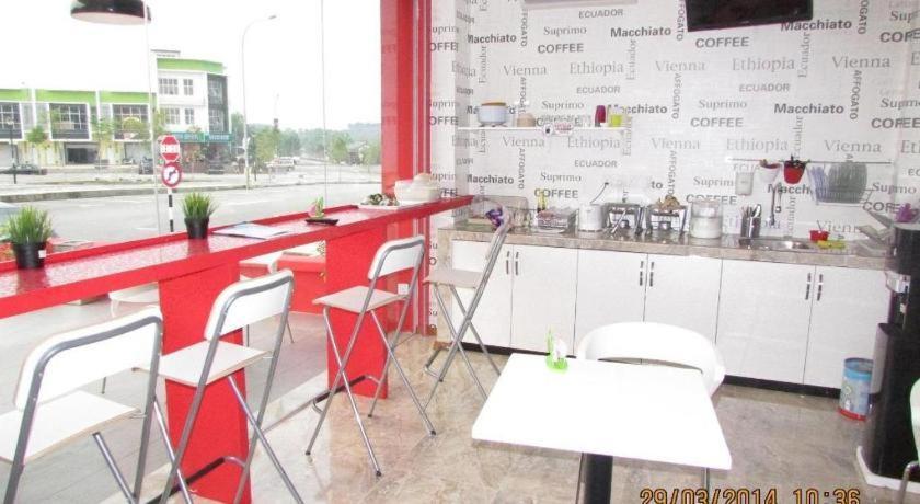 Hotel Zamburger Enstek Sepang Exterior photo