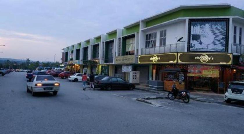 Hotel Zamburger Enstek Sepang Exterior photo