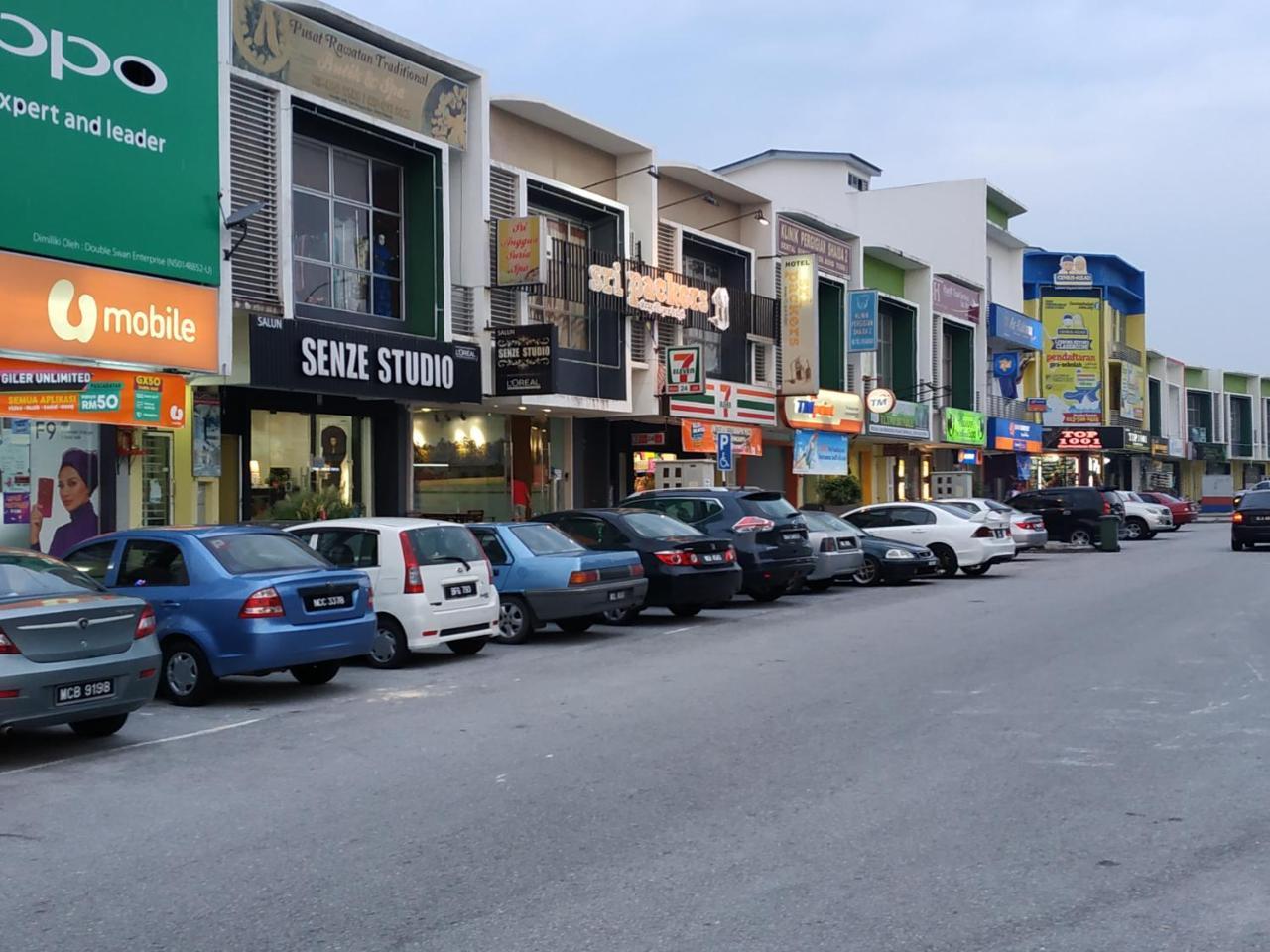 Hotel Zamburger Enstek Sepang Exterior photo